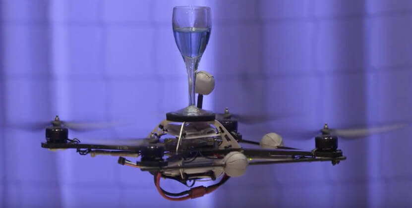 Quadrocopter con bicchiere d'acqua