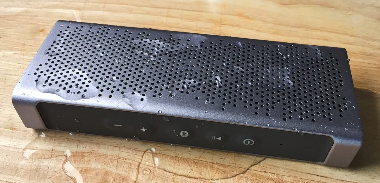 Waterproof Bluetooth speaker Inateck BP2101 in the water test