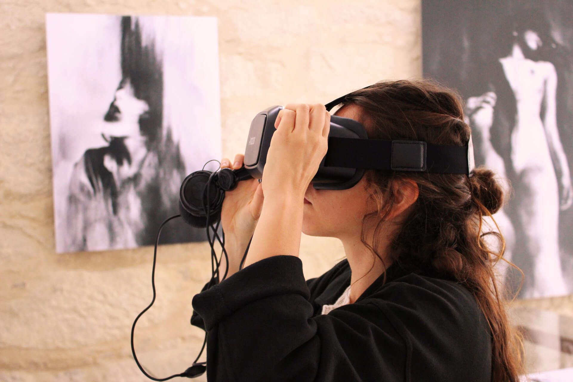 Silvia Grav with VR glasses