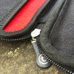 Hier im Detail sieht man die beiden Wülste, die auf der Unterseite und dem Deckel des Case dafür sorgen, dass das MacBook rundum gepolstert ist. Beim Schließen des Reißverschlusses, werden diese zusammen gedrückt.