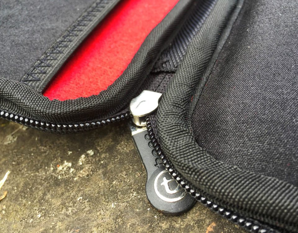 Here in detail you can see the two bulges on the bottom and the lid of the case that the MacBook is padded all around. When you close the zipper, they are pressed together.