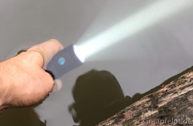 Etwas unlogisch: Eine wasserdichte Taschenlampe, die leider keine Bedienung mit nassen Fingern zuläßt.