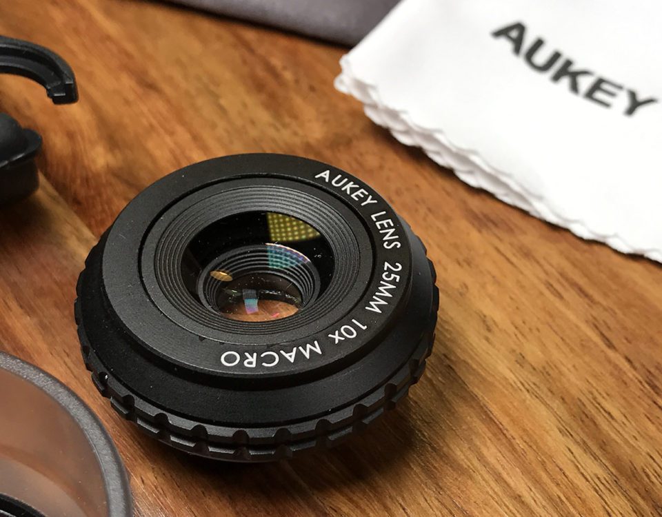 Aukey's iPhone Macro Object in detail. You can clearly see the coating of the lens surface, which should help against reflections, flares and ghosting.