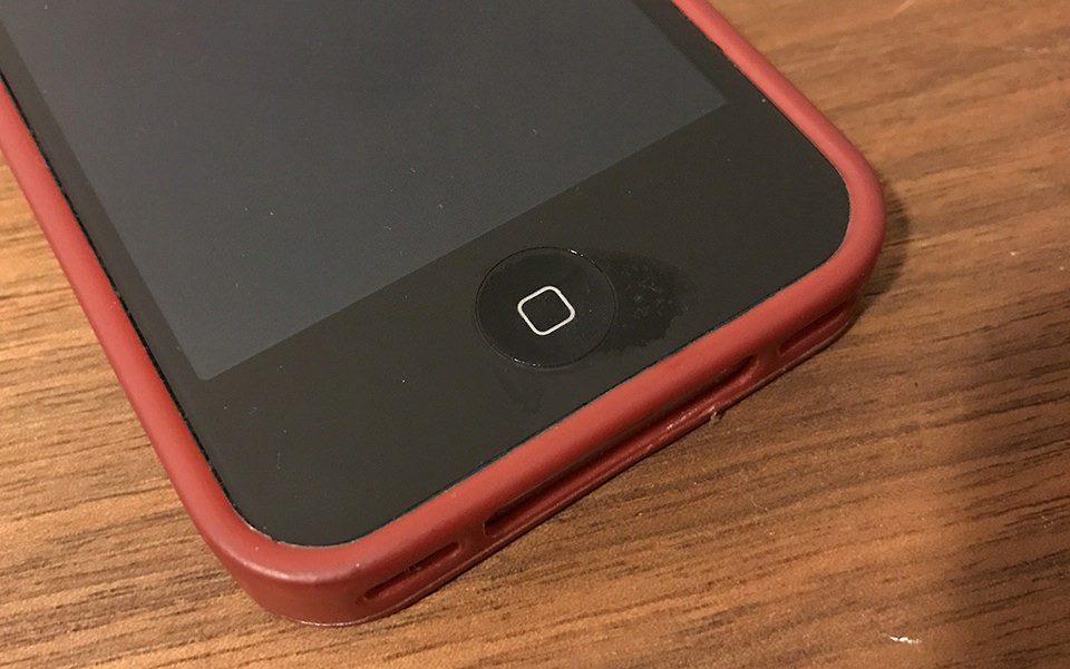 iPhone 4 Home Button reparieren: Nicht immer muss ein Wechsel des Buttons sein. Manchmal hilft auch eine Reinigung! (Fotos: Sir Apfelot)