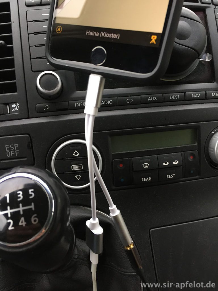 Der OnPrim Lightning-Audio-Adapter in meinem Auto – Strom und 3,5 mm Klinkenkabel jetzt endlich gleichzeitig am iPhone 7 Plus.
