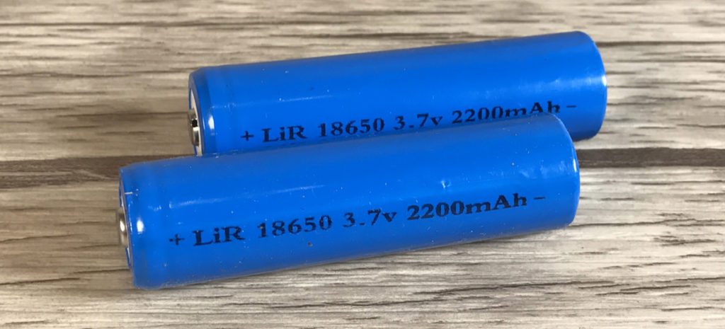 Foto von zwei 18650 Akkus: Die Nennspannung liegt bei 3,7 Volt während die Kapazität (mAh) unterschiedlich ist – je nach Modell (Foto: Sir Apfelot).