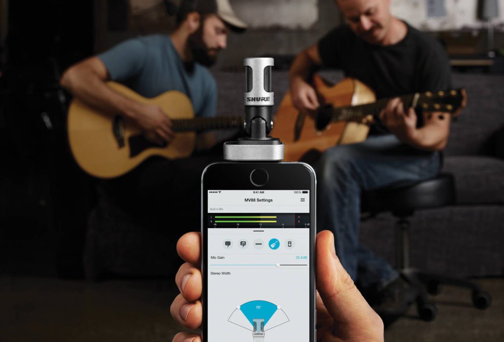 Digital iPhone stereo microphone with Lightning connector: The Shure MV88 is the right choice for musicians, podcasters and press people (Photo: Shure).