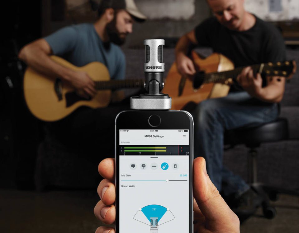 Digitales iPhone-Stereomikrofon mit Lightning-Anschluss: Das Shure MV88 ist die richtige Wahl für Musiker, Podcaster und Presseleute (Foto: Shure).