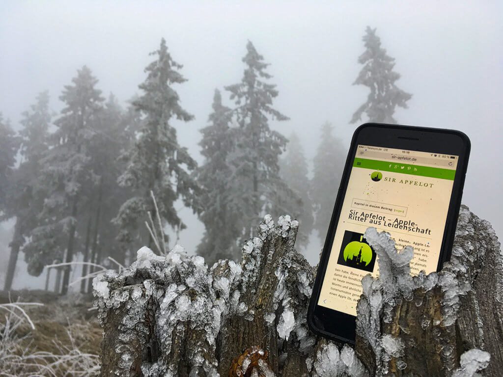 Sir Apfelot out and about in the foggy basement forest in Northern Hesse. Photographed with an iPhone SE and the model in the picture is an iPhone 7 Plus with QuadLock case. ;)