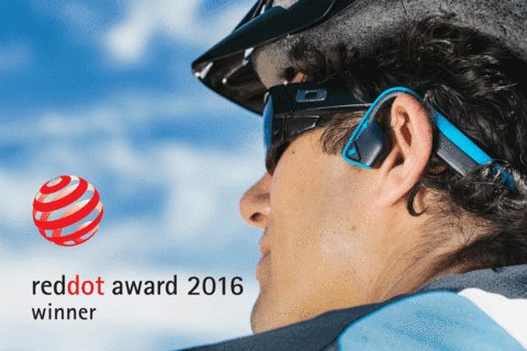 Die AfterShokz Kopfhörer sind zu recht mit dem Reddot Design Award ausgezeichnet worden. Und nebenbei sieht man an diesem Foto auch gut, wie man die Dinger richtig trägt. ;-) (Foto: AfterShokz).