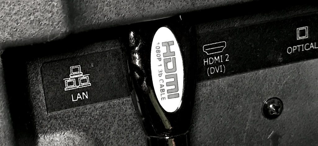 The HDMI connection is the common connection for connecting devices such as DVD players, Blu-ray players and televisions. Many computers also have such an output (Photo: Sir Apfelot).
