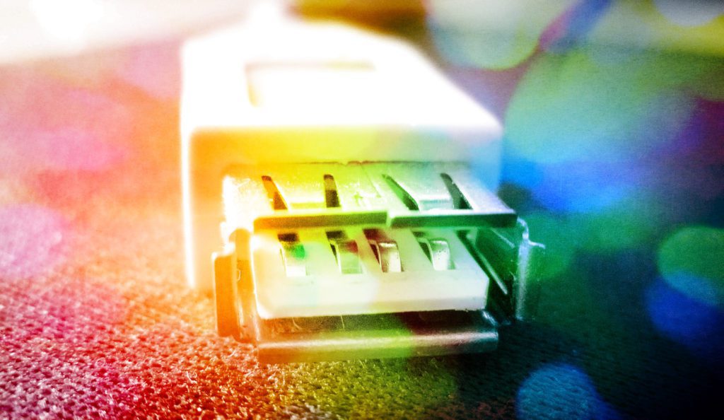 Der Einsatz einer USB Einbaubuchse bietet flexible Möglichkeiten, seine USB Geräte zu laden oder zu vernetzen (Foto: Pixabay).
