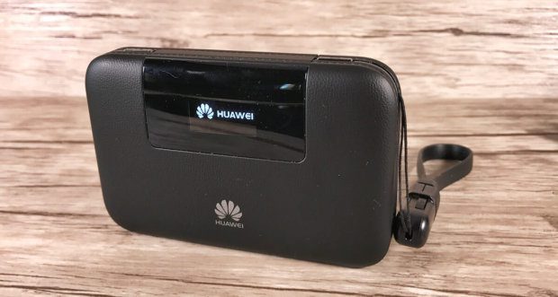 Der kleine, unscheinbare Hotspot von Huawei macht konstant gutes Wifi mit einer SIM Karte. Ich nutze ihn mit meinem 4G LTE von der Telekom und kann ihn nur wärmstens empfehlen: Lange Akkulaufzeit (mind. 10 Stunden) und dazu läuft er auch mit externer <a class=