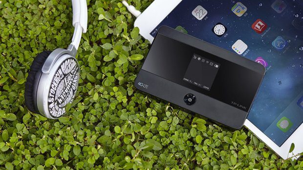 Schnelles Internet immer dabei: Der TP-Link M7350 bietet Unterstützung für schnelle 4G/LTE Verbindungen. So kann man unterwegs sogar Filme streamen und große Dateien runterladen (Foto: Amazon).