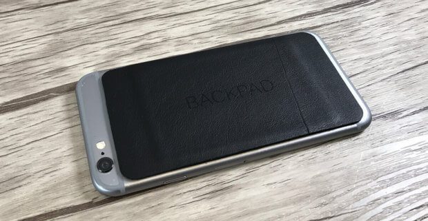 So sieht das Backpad auf meinem iPhone 6 (silber) aus. Es wird dadurch griffiger und rutscht deutlich weniger schnell aus der Hand.
