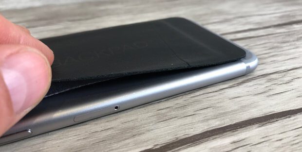 Im mittleren Bereich kann man das Backpad anheben, da es nur oben und unten am iPhone haftet.