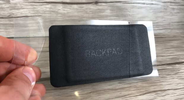 Hat man das Backpad auf der Verpackung geholt, muss man es noch von der Folie abziehen und auf die Smartphone-Rückseite kleben.