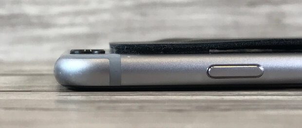 Gut 2 Millimeter dick ist das Backpad. Dadurch wird die Kameralinse des iPhone beim Ablegen auf einem Untergrund geschützt.