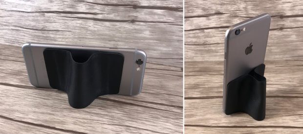 Wenn man die Enden des Backpad etwas näher zusammen anbringt, erhält man einen improvisierten Ständer für sein iPhone. Für Videoschauen ok, für häufiges Antippen jedoch ein bisschen wackelig.