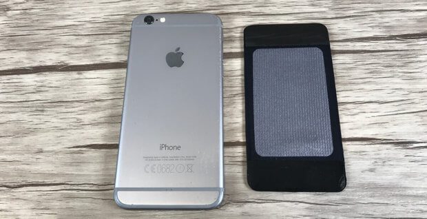 Hier sieht man die iPhone 6 Rückseite und das Backpad für das iPhone 7, das von der Größe problemlos passt.