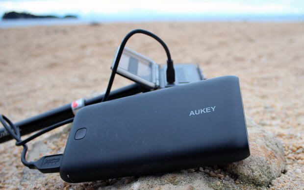 Auf einer Wanderung noch schnell die GoPro mit der AUKEY Powerbank aufladen. Dank 20.000 mAh ist das ganz oft möglich. Testbericht