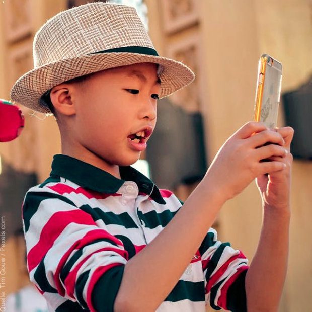 Bambino con smartphone, iPhone