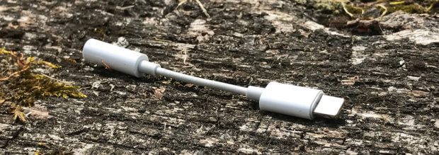 The Apple Lightning to headphone adapter works reliably, of course, but does not offer a second Lightning input for charging (Photo: Sir Apfelot).
