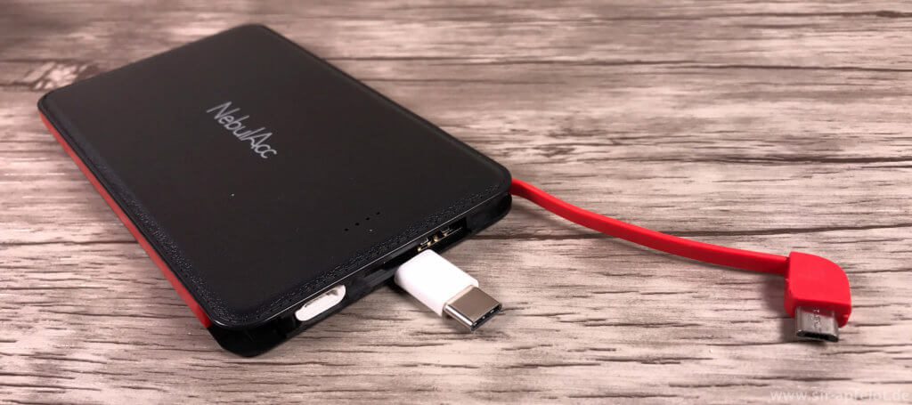 Eine sehr nette Idee ist der kleine Schacht in der Powerbank, in dem man einen der zwei Adapter unterbringen kann. Mit den Finger bekommt man die Adapter dort leider nicht wieder raus, aber wenn man das Ladekabel reinsteckt, kann man sie daran rausziehen.