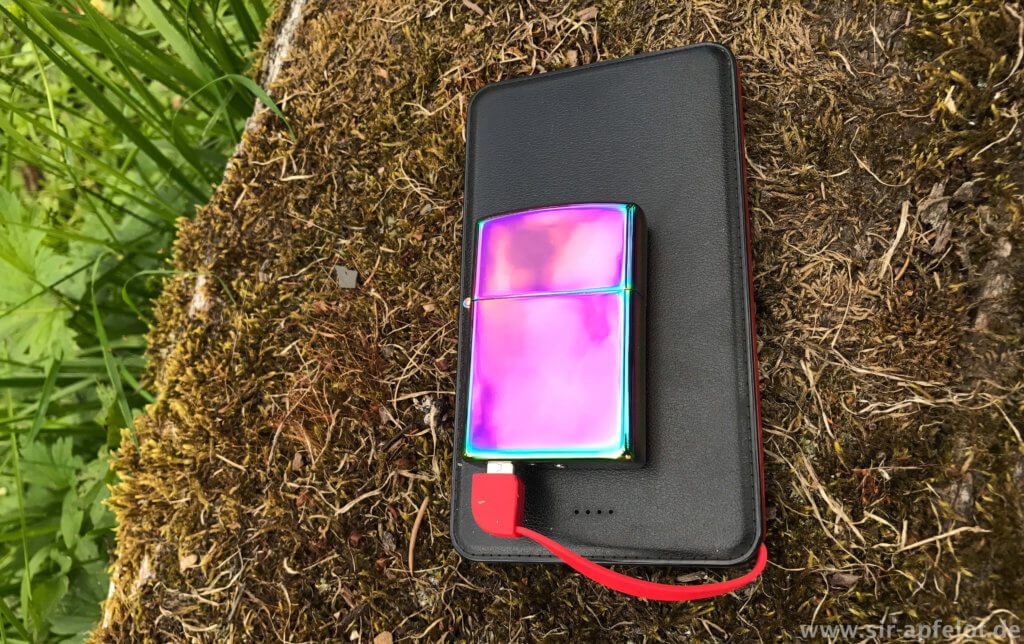 Hier ist die Nebul Acc Powerbank im Einsatz mit meinem Plasma Feuerzeug, das sich per Micro-USB aufladen läßt.