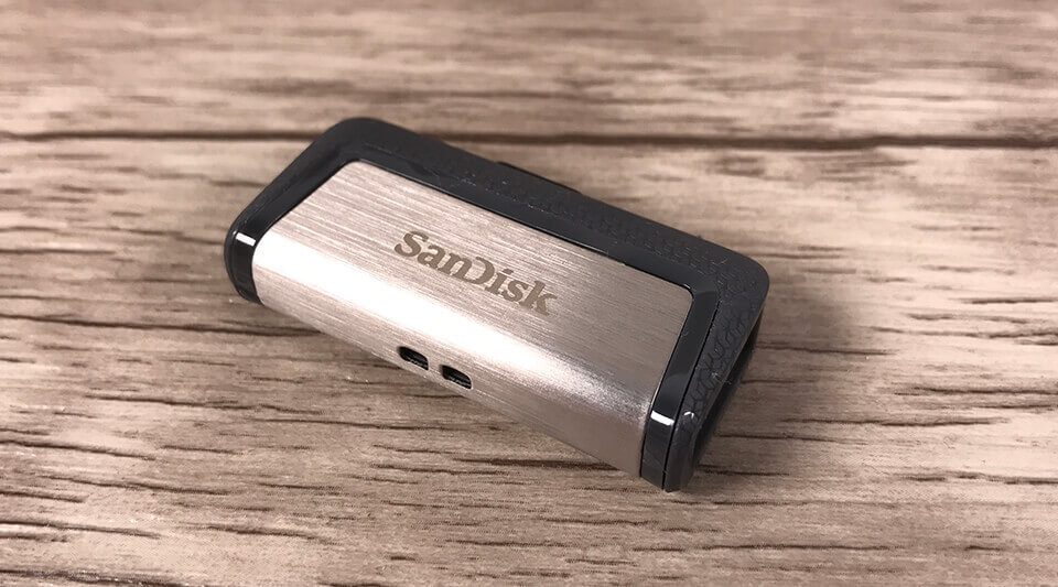Sind alle Stecker eingeschoben, läßt sich der kleine USB-Stick risikofrei transportieren.