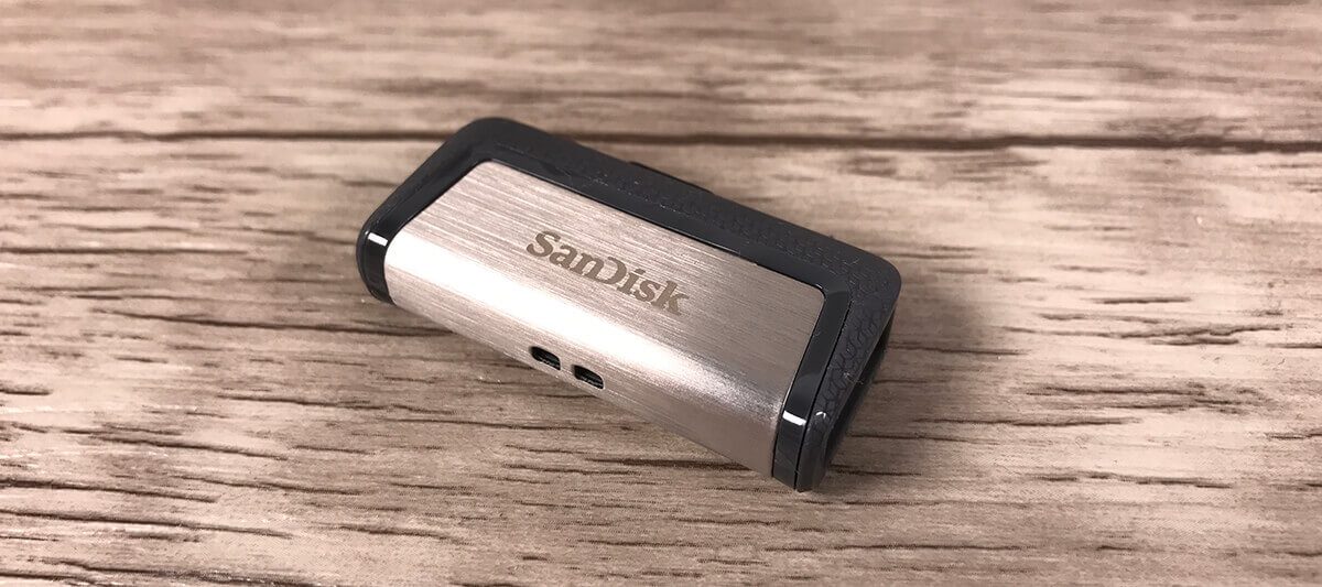 Una vez insertados todos los enchufes, la pequeña memoria USB se puede transportar sin riesgo.