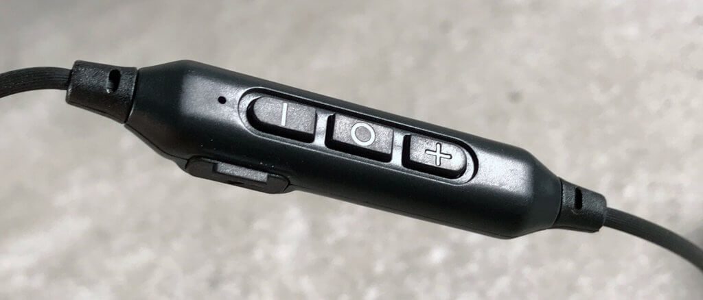 Das Bedienteil des BE5 ist recht übersichtlich und damit auch leicht blind zu bedienen. Es gibt nur drei Tasten (Lauter, Multifunktionstaste und Leiser). An der Seite ist der Micro-USB-Eingang zu sehen, über den man den Kopfhörer laden kann.