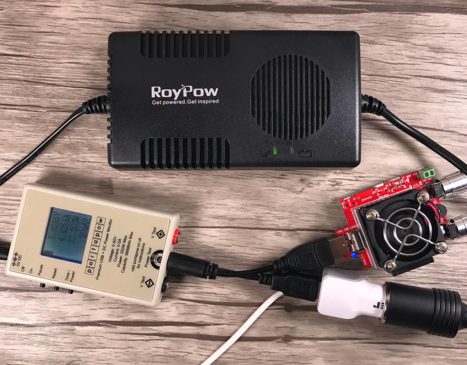 Mein Testaufbau: RoyPow Spannungswandler, USB-Multimeter, USB-Lastwiderstand und ein KFZ-USB-Ladegerät.
