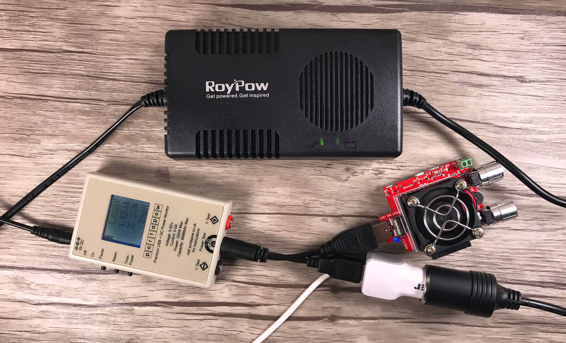 Mein Testaufbau: RoyPow Spannungswandler, USB-Multimeter, USB-Lastwiderstand und ein KFZ-USB-Ladegerät.