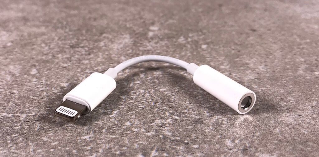 So sieht der entsprechende Stecker von Apple aus. Mit Abstand die preiswerteste Lösung für das Problem mit den Klinke-Steckern.