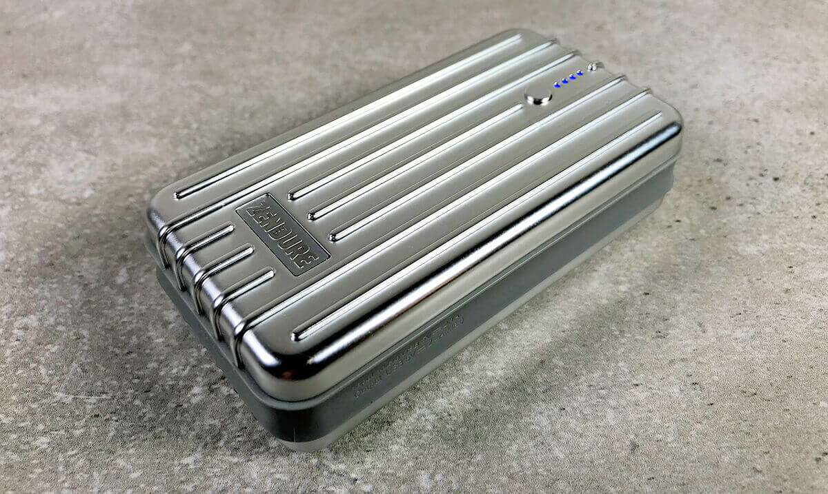 L'aspetto della Zendure Powerbank non è un caso se sembra un box in alluminio adatto per l'uso esterno o un trolley da esterno.