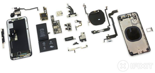 Lo smontaggio di iPhone X di iFixit mostra l'hardware all'interno dello smartphone Apple.