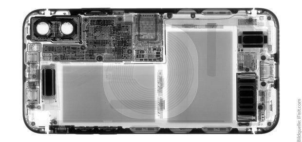 L'immagine a raggi X mostra le due celle della batteria dell'Apple iPhone X, le fotocamere, diversi chip e circuiti stampati e la bobina per la ricarica wireless.