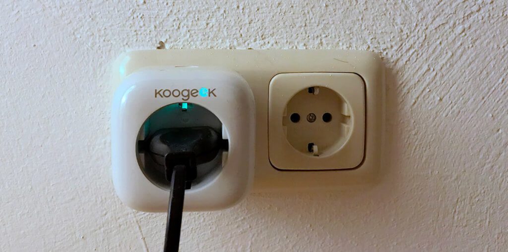 The Koogeek Smart Plug takes up little space. Only with connector strips you should need more than one slot.