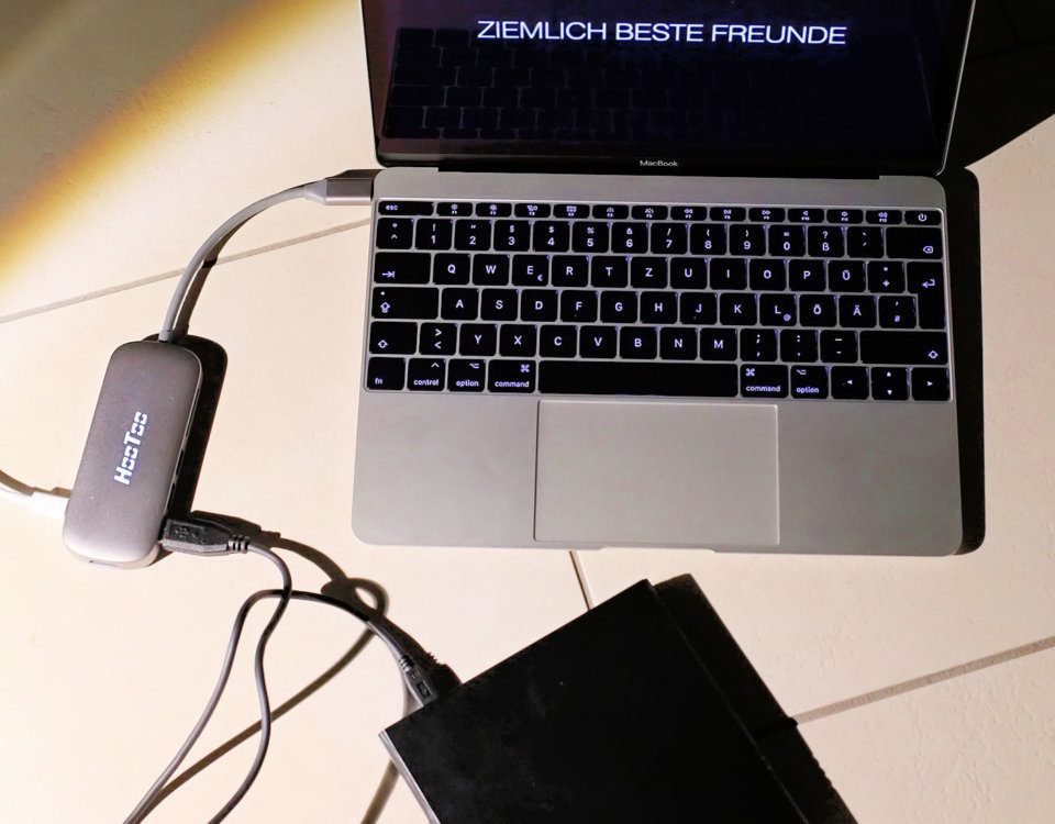 Im Foto meiner Leserin Brigitte: ihr 12-Zoll MacBook mit HooToo USB-C Hub und LiteOn DVD-Brenner – funktioniert alles wie es soll!