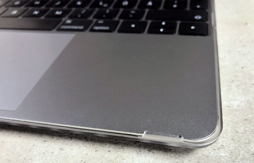 Im Vordergrund des Fotos sieht man die kleine Kunststoffnase, die beim Tippen hier und da etwas stört – mein einziger Kritikpunkt an der UAG Hülle.