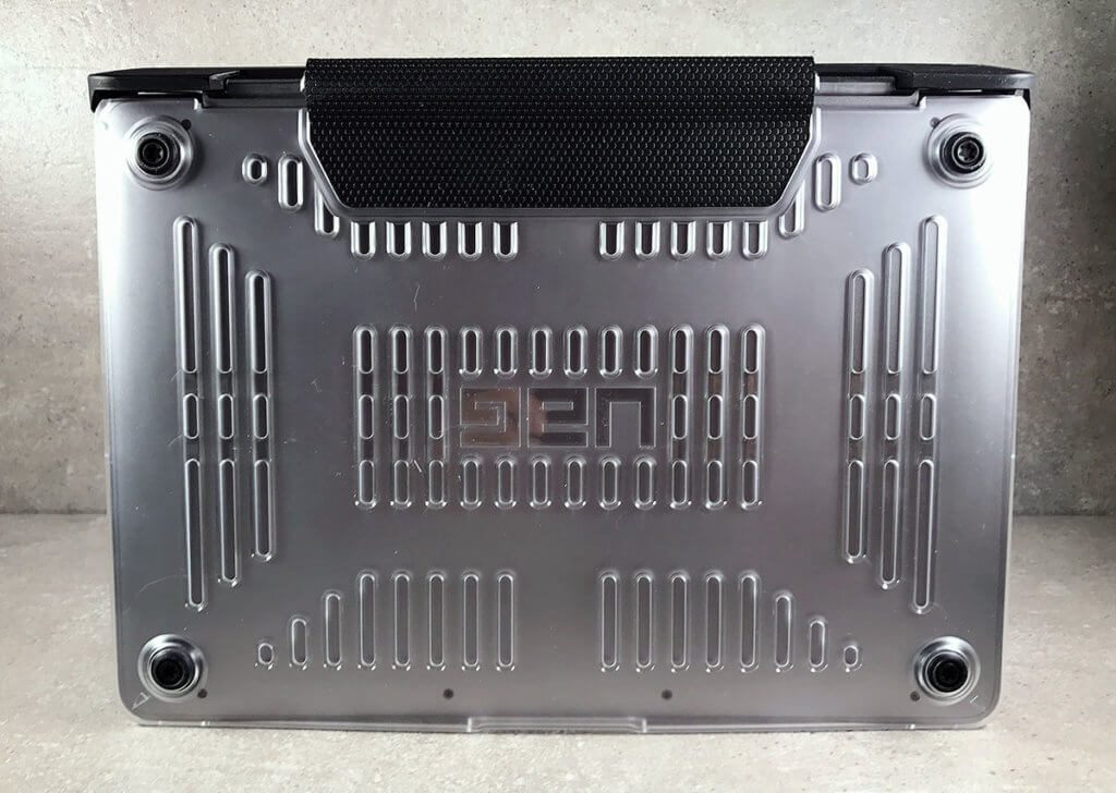 Auf der Unterseite der Hülle sieht man die Lüftungsschlitze, die einen ausreichenden Luftaustausch für die Wärmeabgabe ermöglicht.