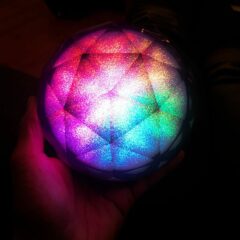 Hier in meiner Hand kann man die Größe der Kugel gut sehen. Das ist auch mein Lieblingslichteffekt, der auch langsam durchwechselt.