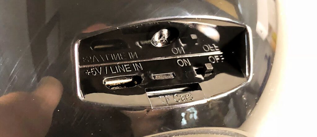 Auf der Rückseite des Kugellautsprechers findet man den Ein/Aus-Schalter, die Buchse für das USB-Ladekabel und einen Einschub für eine Speicherkarte, mit der man ebenfalls Musik in die Box schicken kann.