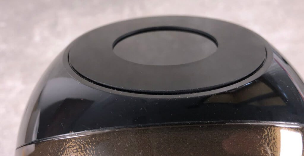 Die Unterseite des LED-Balllautsprechers ist mit einem gummierten Ring versehen, so dass er auch auf glatten Untergründen Halt findet.