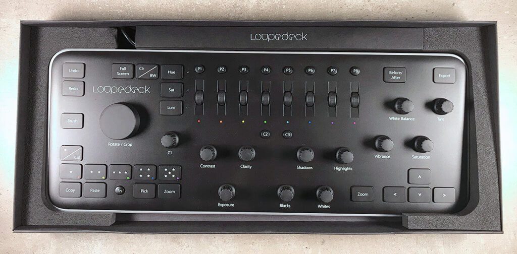 Oto świeżo rozpakowany Loupedeck. Nie tylko opakowanie jest atrakcyjne wizualnie – samo urządzenie jest też ładne w czerni i srebrze (fot. Sir Apfelot).