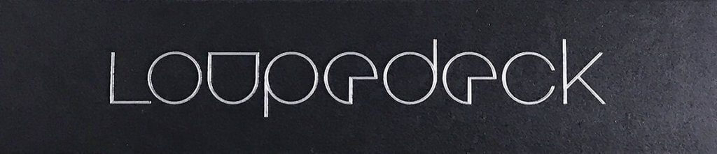 Opakowanie Loupedeck jest zaprojektowane dość elegancko: tutaj tłoczone i posrebrzane logo Loupedeck na zewnętrznej stronie opakowania.