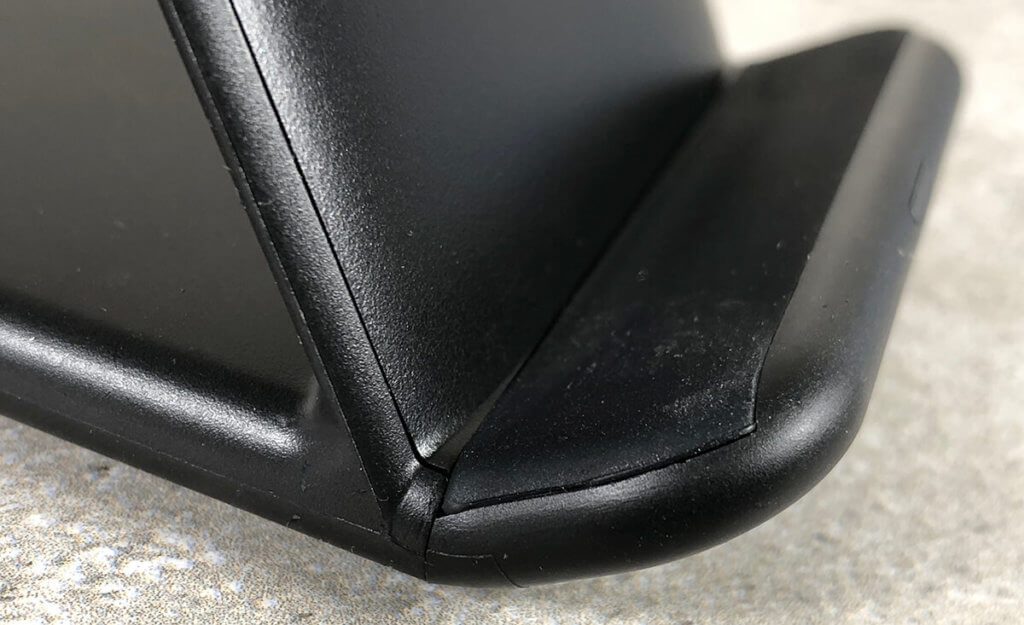 The rubberized insert, which acts as a support surface for the iPhone, effectively prevents the iPhone from shaking off the charger due to vibrations (for notifications or calls).