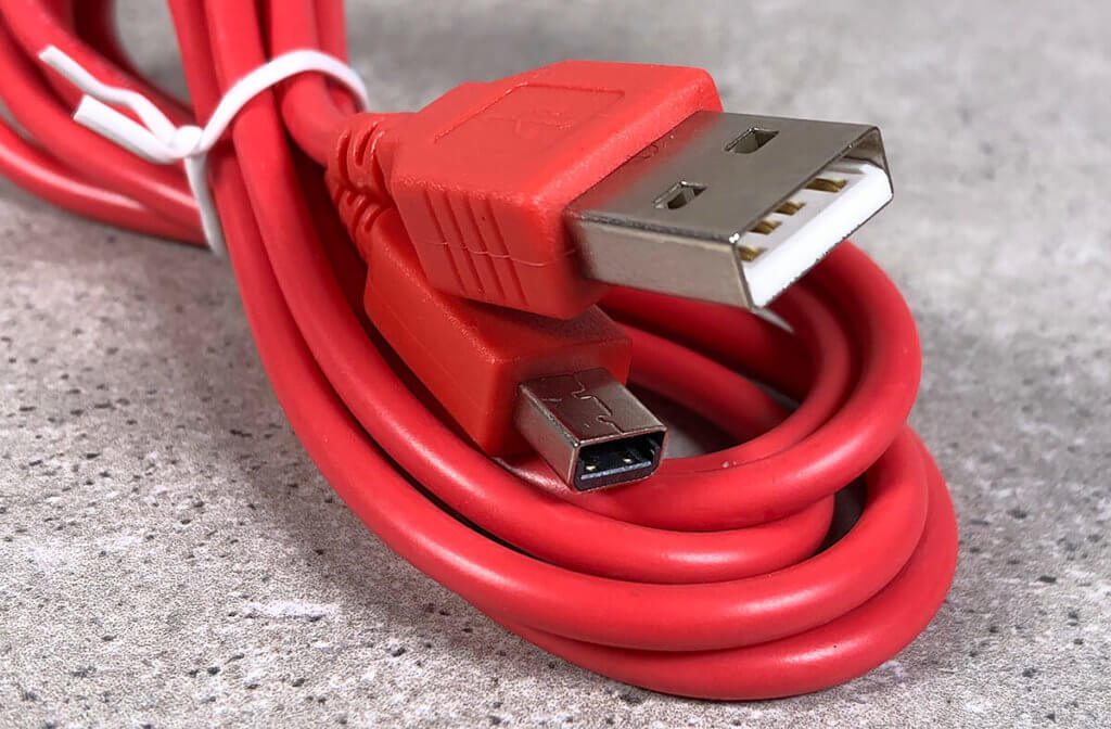 Hier das Kabel im Detail. Es ist deutlich dicker als das Original von Nintendo und damit sicher auch haltbarer und weniger anfällig für Kabelbruch oder Katzenbisse.