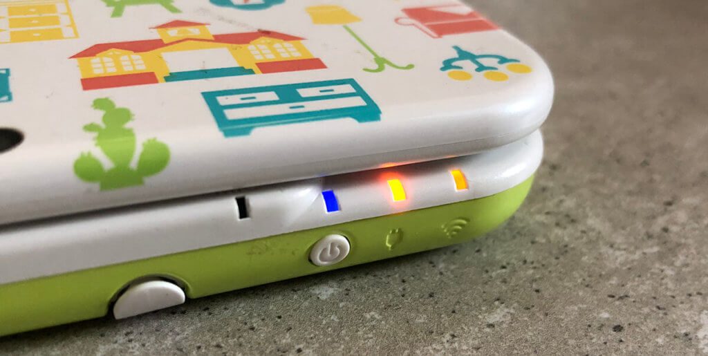 Hier sieht man, dass die mittlere LED anzeigt, dass der Nintendo 3DS XL geladen wird. Die Reparatur war also erfolgreich.